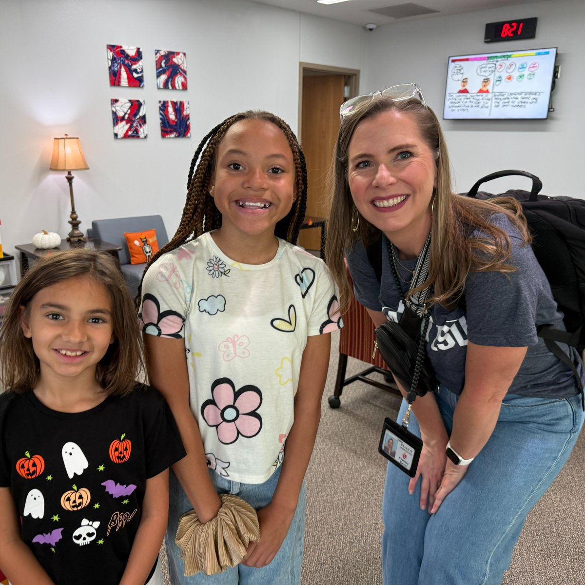 Plano_Schools's tweet photo. What a warm welcome at Weatherford ES for this morning's #PISDMissionMonday!π¦
π«Ά
Cabinet received a cheerful greeting from the Eagle Student Council, followed by a fun-filled tour of classrooms! Thanks to Principal Cedillo and her team!β¨
#TeamPlanoISD #ItAllBeginsHere https://t.co/pg6VgtYgtL