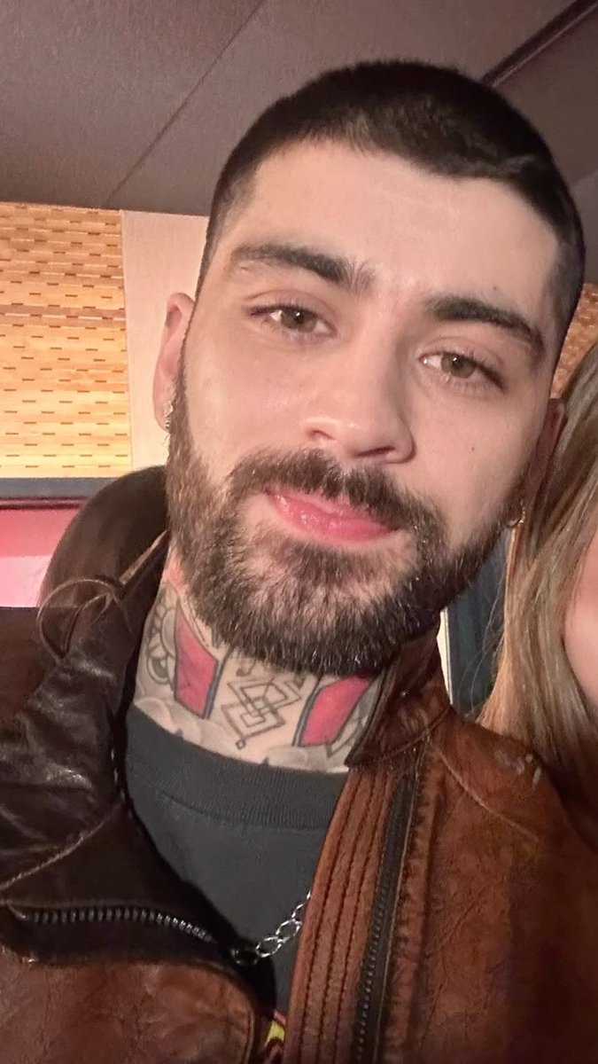os blinks chocados que o zayn é gostoso ate careca, aqui a gente nao passa fome manas