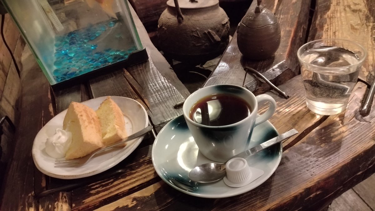 【物豆奇(西荻窪)】
禁煙、モカとケーキ850円☕
駅北の通りを左にまっすぐ👈️
ランタンと壁掛時計が無数に並んで公衆電話と電気ストーブが置かれた横の囲炉裏で珈琲を嗜む、懐古＆カオスなアットホーム系🌌
食器がグラグラとしたテーブルでふんわりケーキのお供で一杯😋
#喫茶店