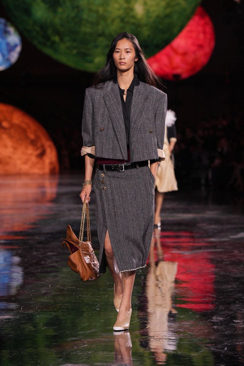 MusebyN's tweet photo. Matthieu Blazy signe avec Chanel SS26 un coup d’éclat  !! L’ADN de la maison, réécrit dans une typographie moderne. L’essence Chanel, version 2026. Des débuts qui claquent au Grand palais de Paris !! #PFW26 #Chanelss26 #ParisFashionWeek https://t.co/qo0HCeldRc