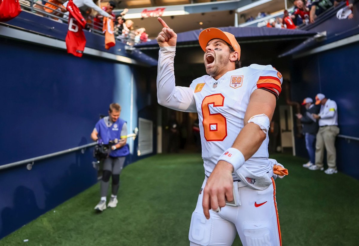 BWAMatt's tweet photo. THEY EVEN GOT PHOTOS OF BAKER MAYFIELD AFTER THE GAME APPROACHING AND POINTING OUT THE FAN TO TALK SHIT LMFAOOOOOOOO THATS MY QB https://t.co/o5ZtvvYbbS