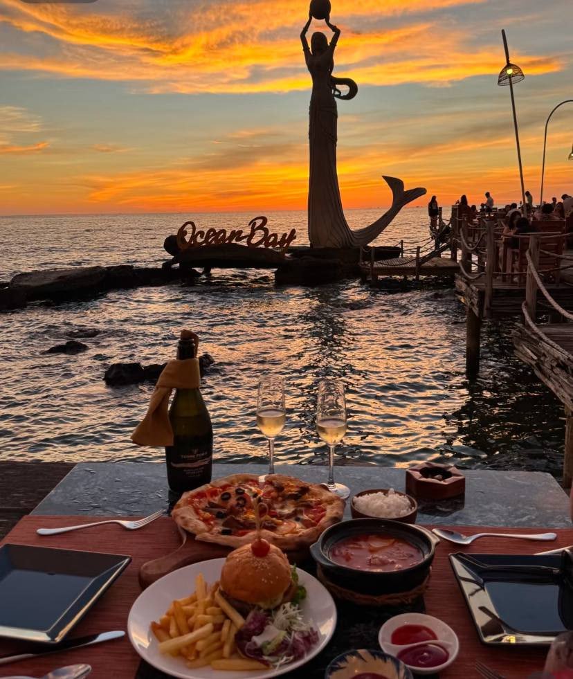 MZDEDIKATED's tweet photo. Sunset, sea breeze, and a feast by the bay 🌅🍷🍔🍕 #OceanVibes #DinnerWithAView https://t.co/AGDGtRsm53