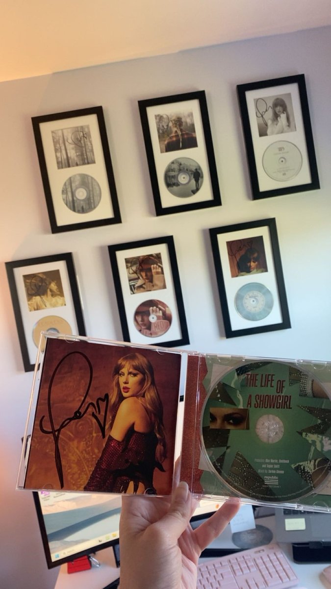 itsssfearlesss's tweet photo. Adding the newest masterpiece to the collection🧡 #TStheLifeOfAShowGirl https://t.co/kgKfs5VblG