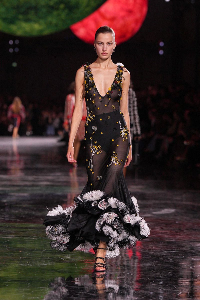 jacquemusx's tweet image. The classic Chanel woman is sexier than ever.