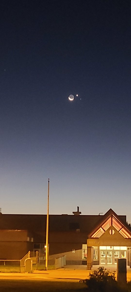 ramsey_bill's tweet photo. Moon, Venus, and Regulus Sept. 19, 2025 6:22 AM over Maxey Elementary School https://t.co/qQOvRb5r8k