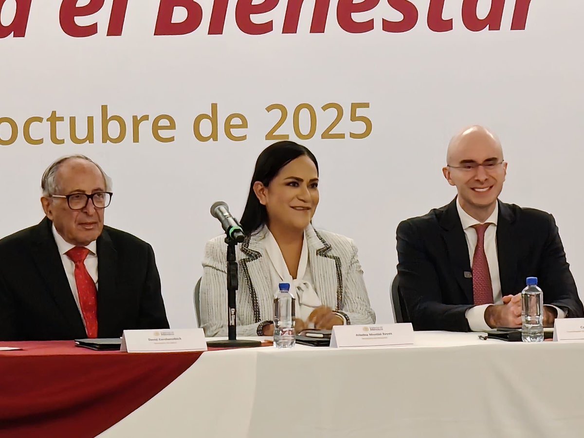 A_MontielR's tweet photo. Hoy firmamos el Convenio General de Colaboración de Programas para el Bienestar, junto a @carlosgtorres_, Coordinador General, así como secretarios, coordinadores y delegados de todo el país.
Unidos por un mismo propósito: garantizar el #Bienestar, con justicia social y amor al pueblo de México. 

#HumanismoMexicano
#PrimeroLosPobres