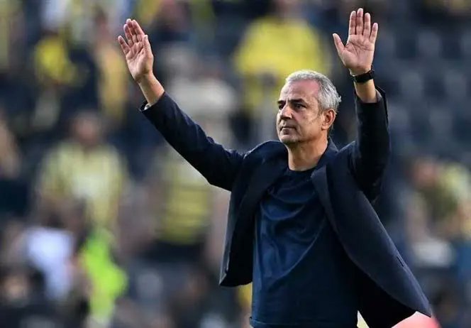 Dünkü maçtan beri hala kendime gelemedim çoğu Fenerbahçe taraftarıda hala üzüntü yaşıyordur.Saran başkanda sessizlige büründü maalesef başkan sarılmayla geçmiyormuş demekki Sayın Sadettin başkanım sizden ricam Tedesco yanlışından dönüp biran önce Fenerbahçemizin evladı İsmail