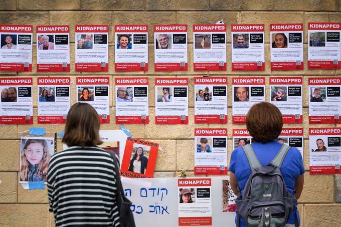 Op deze dag in 2023 vielen Hamas-terroristen op meerdere plekken Israël binnen. Zij drongen dorpen binnen, overvielen een festival, vermoordden honderden Israëliërs en gijzelden er tientallen (die tot op de dag van vandaag in gijzeling zijn).

Vreselijke terroristische daad!