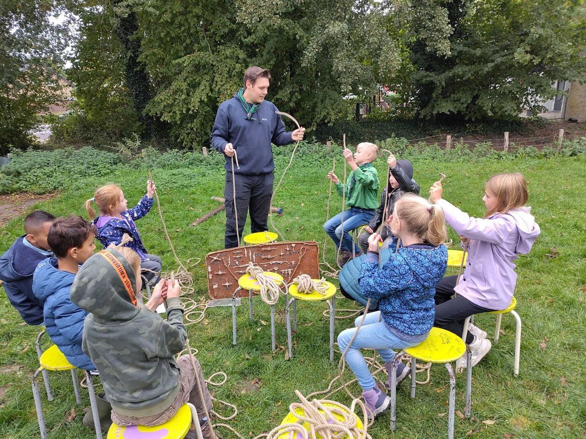 Altenagroep's tweet photo. De Altenagroep kreeg afgelopen vrijdag bezoek van de Verschoorschool. De kinderen hebben kennisgemaakt met knopen, vuur maken, kaartlezen en andere scout vaardigheden. Voor de kinderen maar ook voor onze scouts een waar avontuur! 

#ScoutingNederland #ScoutingAltenagroep https://t.co/LxeJdoZAI9
