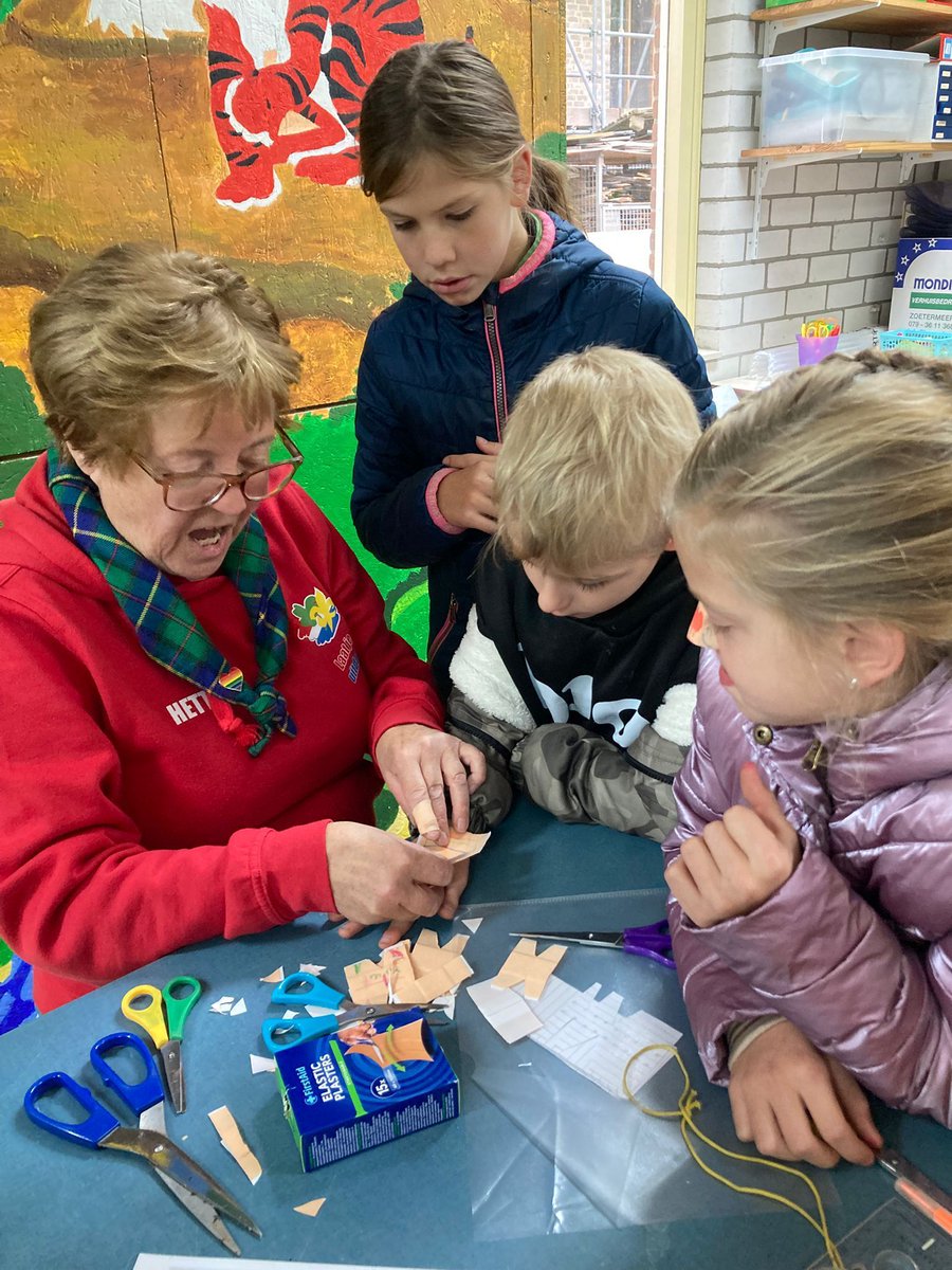 De Altenagroep kreeg afgelopen vrijdag bezoek van de Verschoorschool. De kinderen hebben kennisgemaakt met knopen, vuur maken, kaartlezen en andere scout vaardigheden. Voor de kinderen maar ook voor onze scouts een waar avontuur! 

#ScoutingNederland #ScoutingAltenagroep