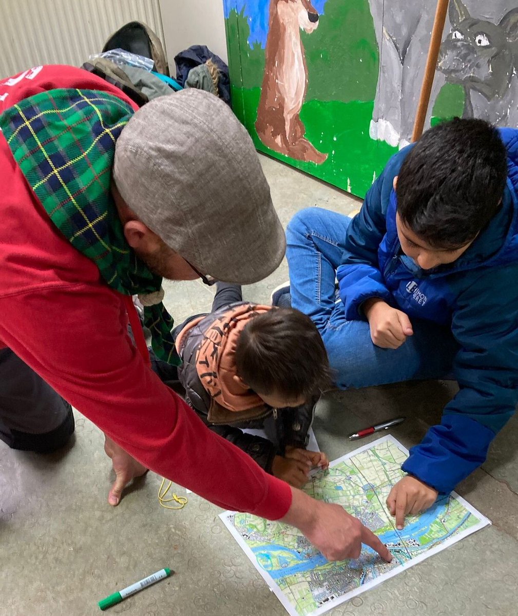 Altenagroep's tweet photo. De Altenagroep kreeg afgelopen vrijdag bezoek van de Verschoorschool. De kinderen hebben kennisgemaakt met knopen, vuur maken, kaartlezen en andere scout vaardigheden. Voor de kinderen maar ook voor onze scouts een waar avontuur! 

#ScoutingNederland #ScoutingAltenagroep https://t.co/LxeJdoZAI9