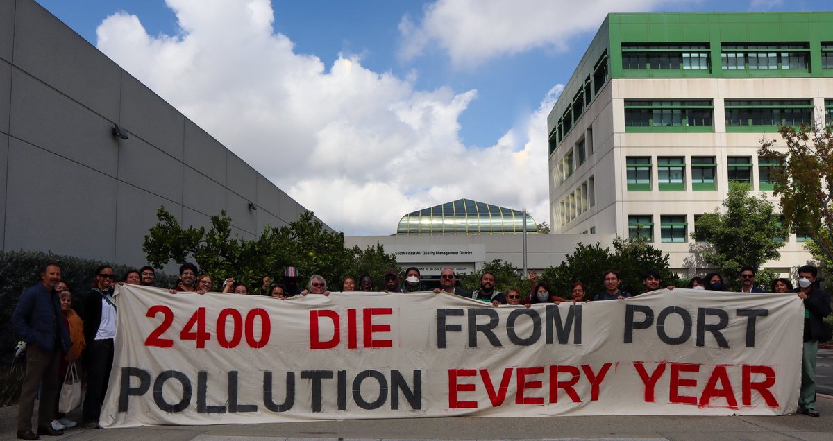 EYCEJ's tweet photo. Friday, East Yard members showed up to @southcoastaqmd to fight for cleaner air at the ports! AQMD continues to put industry over public health, but we refuse to back down! From port communities to the Inland Empire, we are stronger together 💪💪💪

#WeAreJustTryingToBreathe https://t.co/jM6qtKHNeB