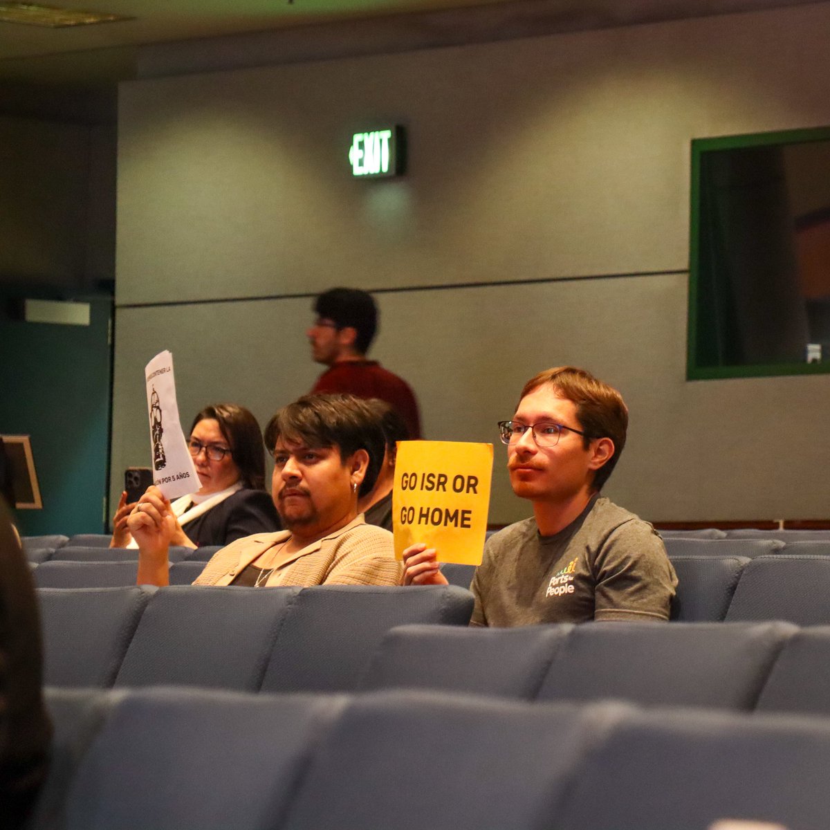 EYCEJ's tweet photo. Friday, East Yard members showed up to @southcoastaqmd to fight for cleaner air at the ports! AQMD continues to put industry over public health, but we refuse to back down! From port communities to the Inland Empire, we are stronger together 💪💪💪

#WeAreJustTryingToBreathe https://t.co/jM6qtKHNeB