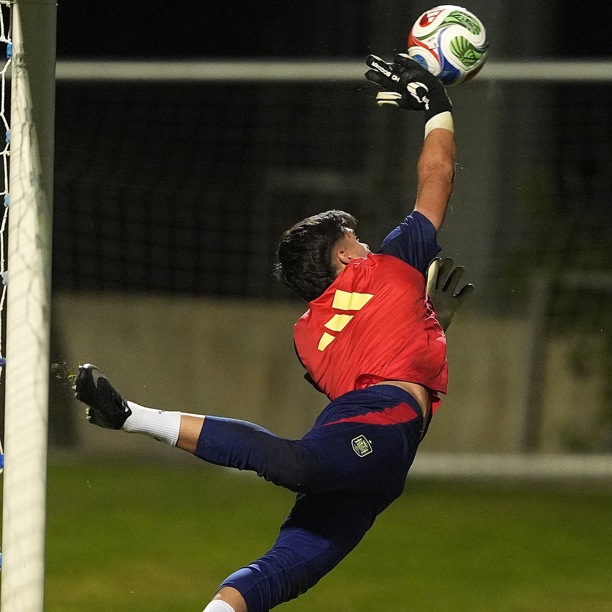 ⚽ Había ganas de pisar el verde.

✅ Día uno, finiquitado. 

#U21EURO | #NuestraBase