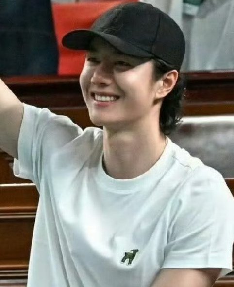 yibo has been giving his sunshine smiles so often these days 🥹 I love how carefree he has become around massive crowds 
#WangYibo