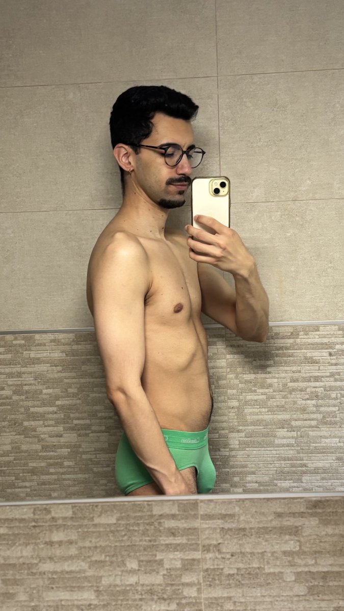 alex_alexandriu's tweet image. 4 meses de gym y al menos se nota un pelín de diferencia 😅 (tengo que comer más 🙄)