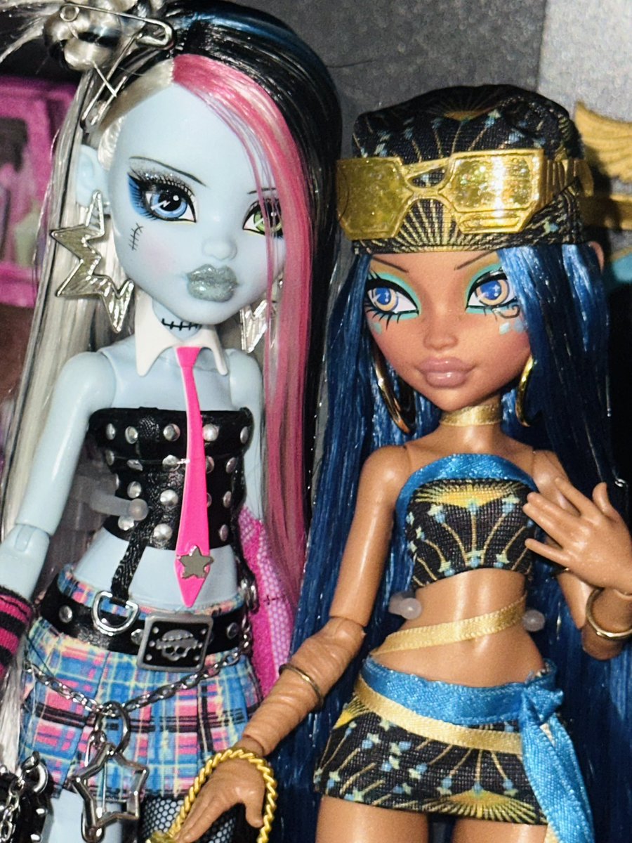 ★ 𝑽𝑰𝑵𝒀𝑳 ★ (@vinylbxtchz) on Twitter photo 