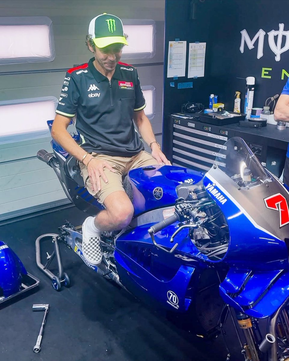 gp_libre's tweet photo. Valentino Rossi en la Yamaha V4 😱
#MotoGP ¿Qué futuro le espera al VR46? 🔍👀🧠 @yamaharacingcom 
@yamaha_race @DucatiMotor #Motor #VR46 @PeccoBagnaia #Mandalika #IndonesianGP #Leyend #Japan #YAMAHA #YamahaFactoryRacing https://t.co/OkDOEQQyIU