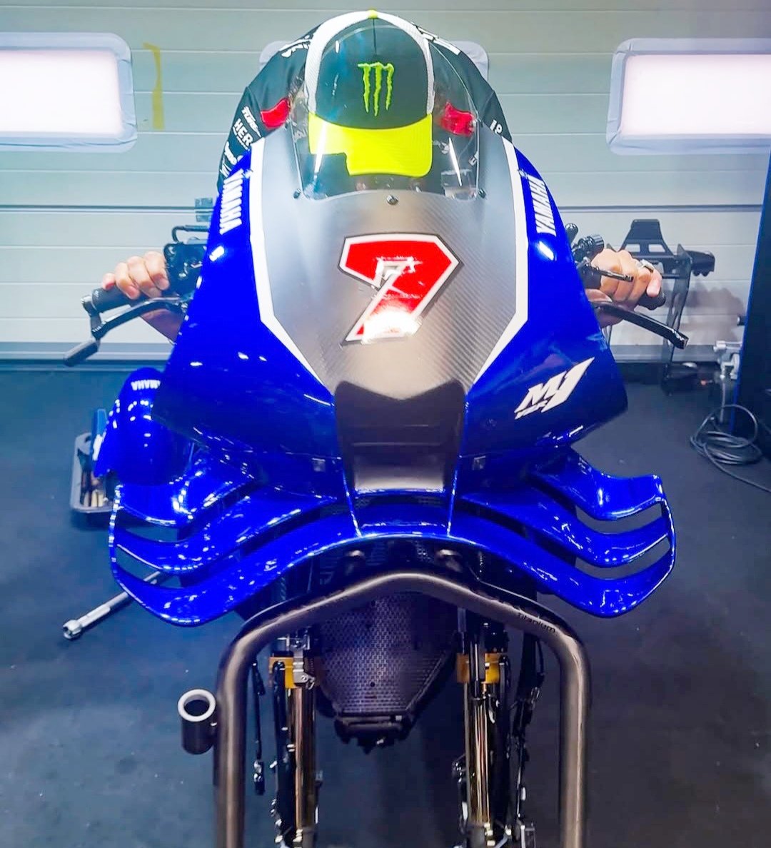 gp_libre's tweet photo. Valentino Rossi en la Yamaha V4 😱
#MotoGP ¿Qué futuro le espera al VR46? 🔍👀🧠 @yamaharacingcom 
@yamaha_race @DucatiMotor #Motor #VR46 @PeccoBagnaia #Mandalika #IndonesianGP #Leyend #Japan #YAMAHA #YamahaFactoryRacing https://t.co/OkDOEQQyIU