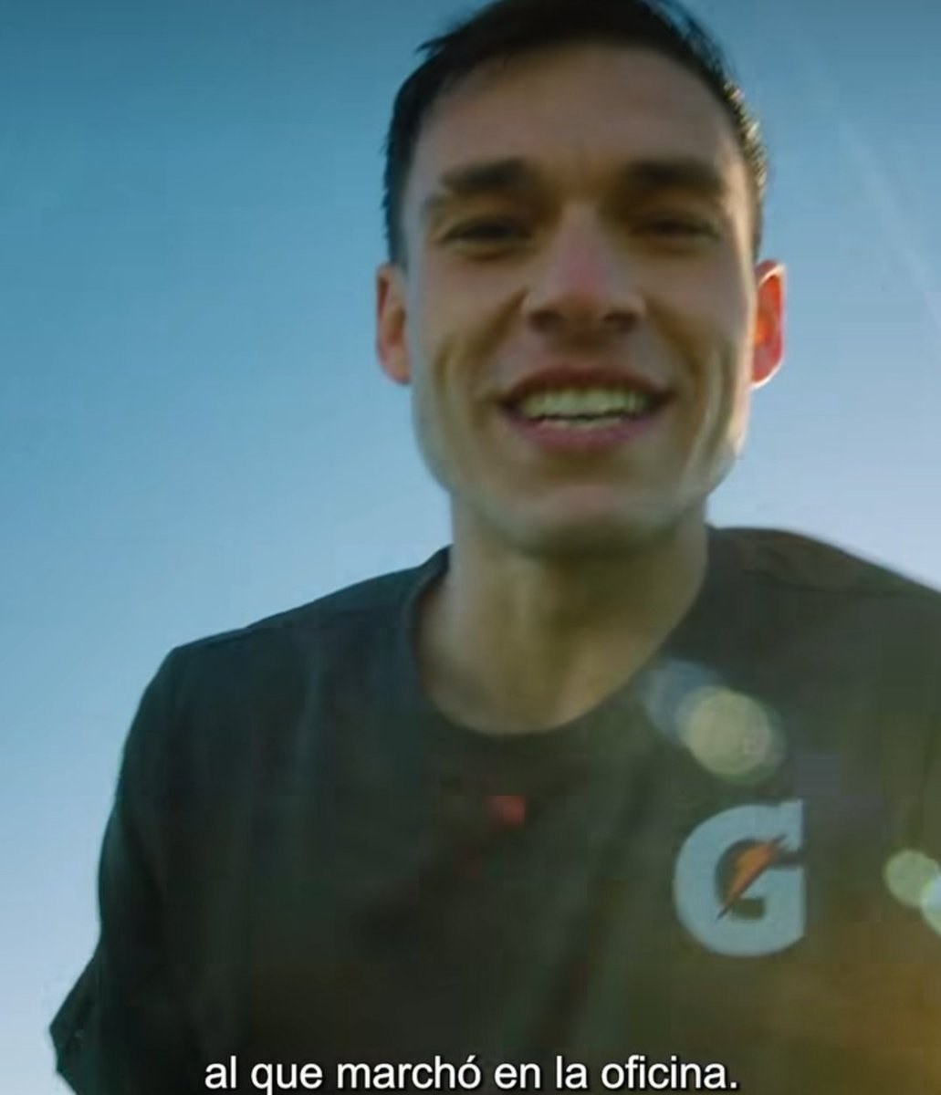 dum_dumbai's tweet photo. si gatorade piensa que con un anuncio de ugarte me van a convencer de comprar 80 botellas es de mi agrado decirles que están en lo correcto dios que buen anuncio y qué lindo está dejenme solo soy una chica 🫦 https://t.co/xmla1W1ZCo