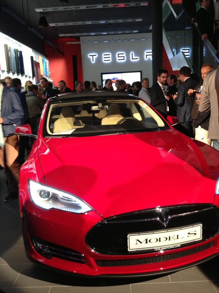 Wow, already eleven years since the Tesla Store in Hamburg 🇩🇪 opened.
Back in 2014, it was just the Model S! Then, just two months later, bam-improved version with Autopilot, all-wheel drive, and those comfy second-gen seats. Tesla's been relentless, always tweaking and