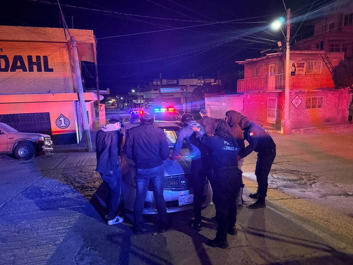 sspdgo's tweet image. #DurangoRenace En Santiago Papasquiaro se realizó el Operativo Dragón: 25 vehículos inspeccionados (8 con polarizado retirado), 47 personas revisadas, 3 navajas aseguradas y 3 infracciones por conducir ebrios. #SSPDgo