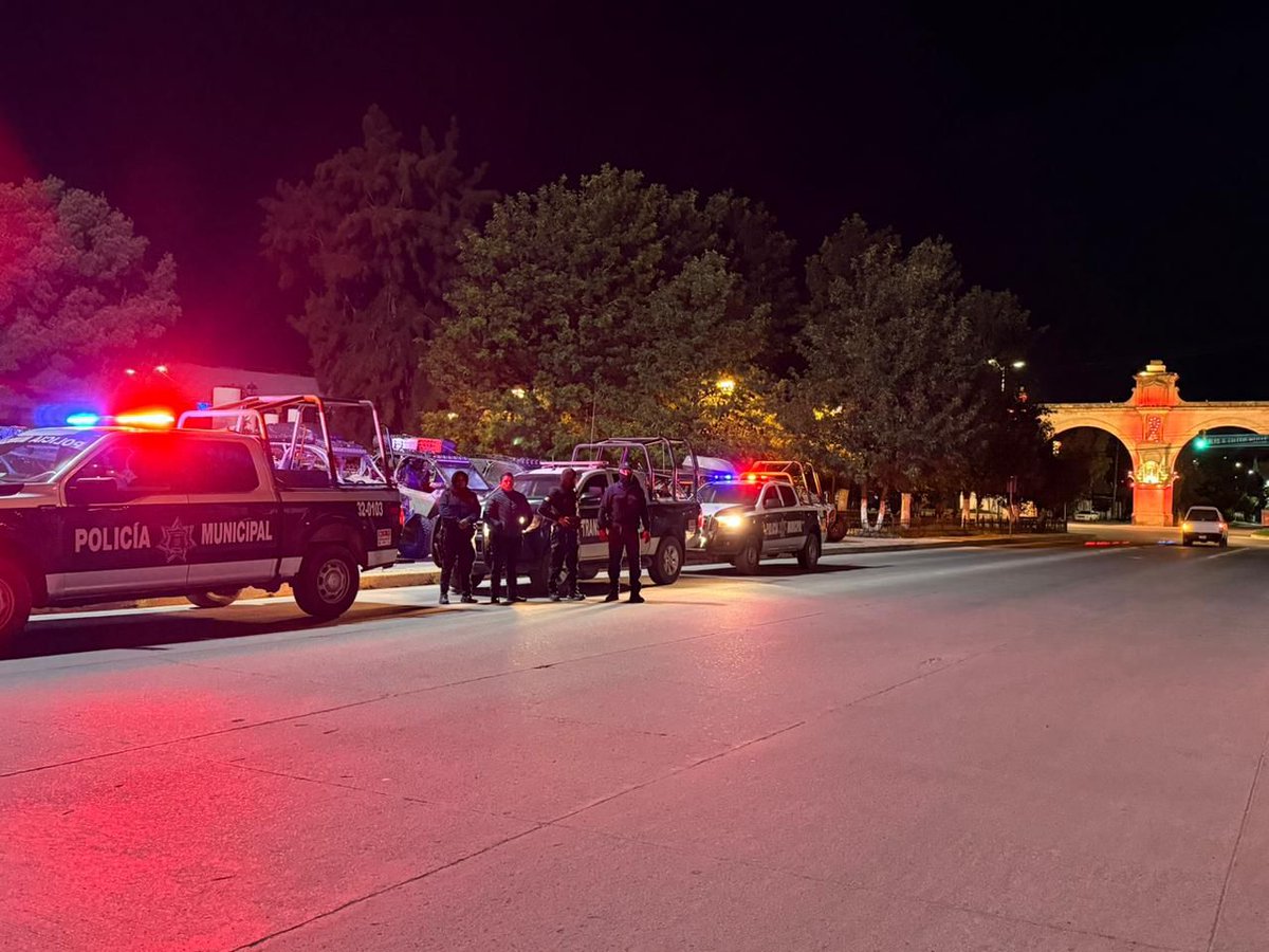 sspdgo's tweet image. #DurangoRenace En Santiago Papasquiaro se realizó el Operativo Dragón: 25 vehículos inspeccionados (8 con polarizado retirado), 47 personas revisadas, 3 navajas aseguradas y 3 infracciones por conducir ebrios. #SSPDgo