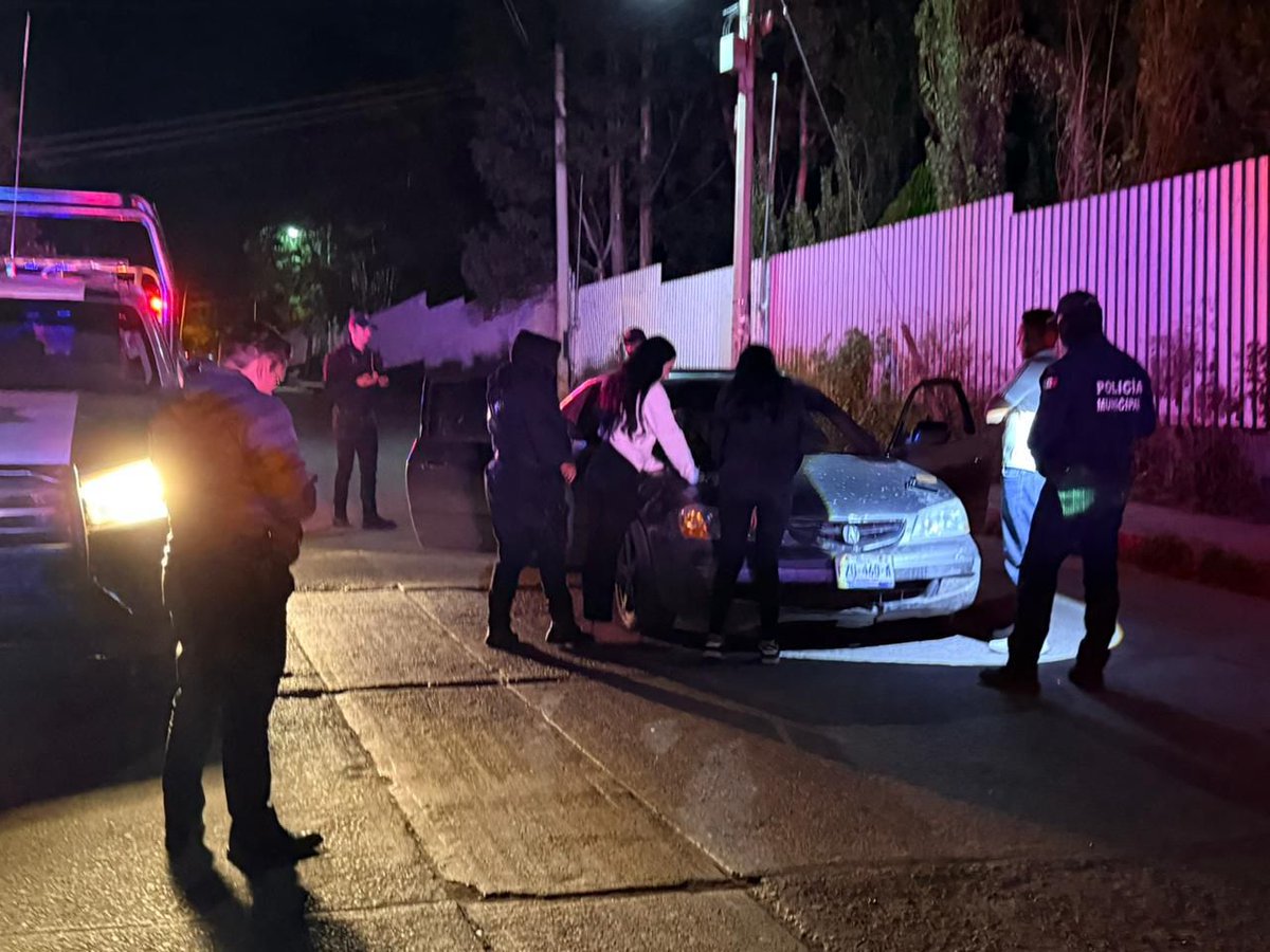 sspdgo's tweet image. #DurangoRenace En Santiago Papasquiaro se realizó el Operativo Dragón: 25 vehículos inspeccionados (8 con polarizado retirado), 47 personas revisadas, 3 navajas aseguradas y 3 infracciones por conducir ebrios. #SSPDgo