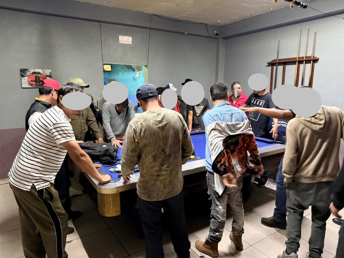 sspdgo's tweet image. #DurangoRenace En Santiago Papasquiaro se realizó el Operativo Dragón: 25 vehículos inspeccionados (8 con polarizado retirado), 47 personas revisadas, 3 navajas aseguradas y 3 infracciones por conducir ebrios. #SSPDgo