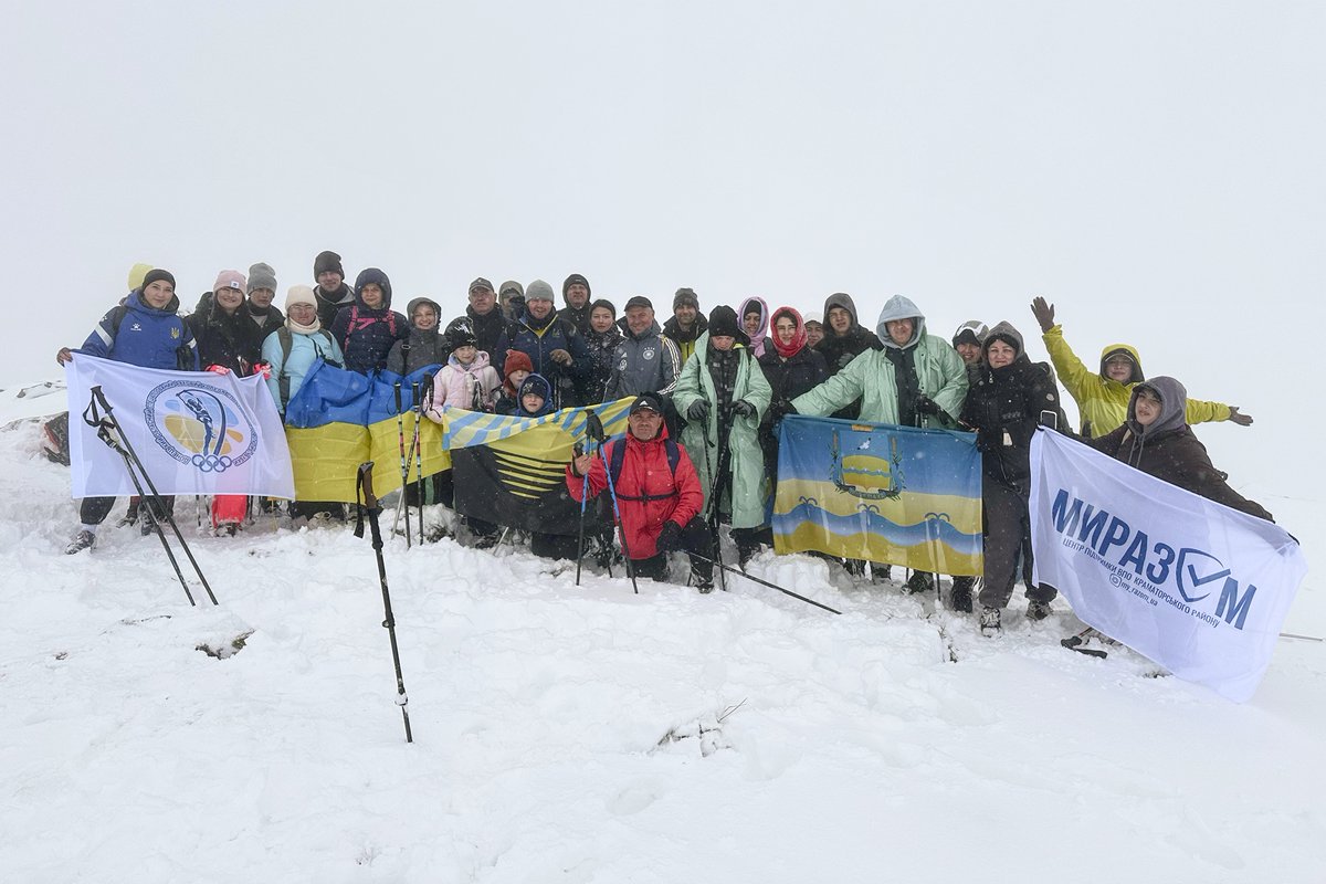 У День захисників і захисниць України спортивний актив Донеччини здійснив сходження на Говерлу
#спорт #сходження #Говерла #ДеньЗахисників #Спортдлявсіх #ДонецькаОбласть #Донеччина #СпортивнаДонеччина #ДонецкаяОбласть #Donetskregion #WorldWalkingDay
sportdonoda.gov.ua/news/16447_u-d…