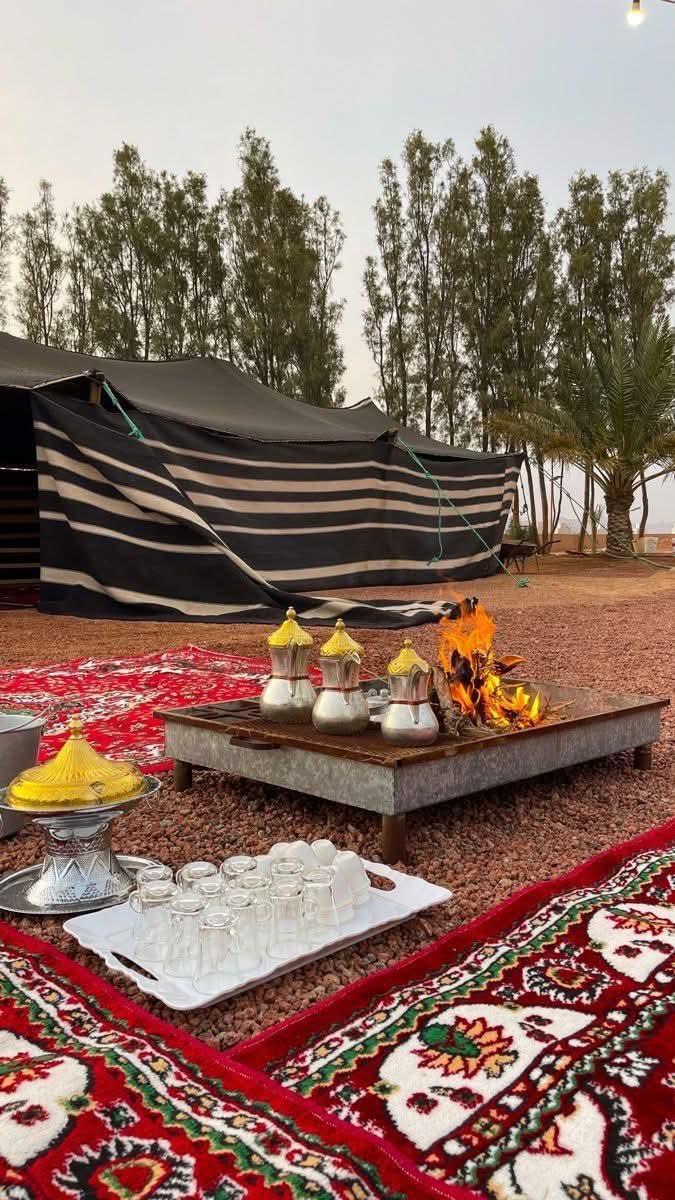 BBdallh90380's tweet photo. يقول ...يا صاحبي ما للفقارى بني عم
                             يوم الغني كلن يجيك ابن عمه
محدن طمع بالمد�� في ديرة الذم
                              كلن يبي المخراج من كبر همه
ومن لا تثيره غيرة الدين والدم
                           سمه على ما يحزن النفس سمه... https://t.co/3su6L20s2E