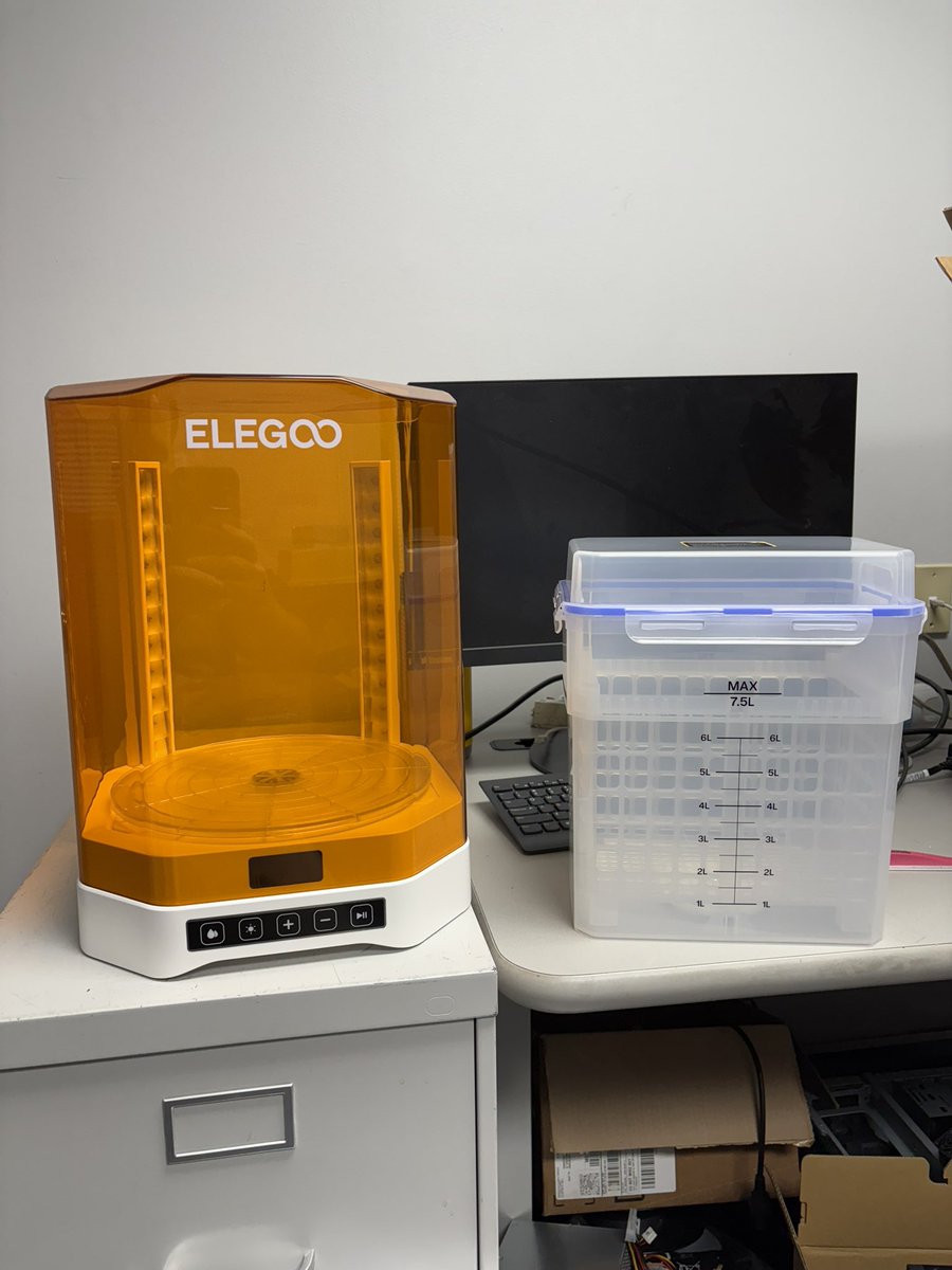 movingreader's tweet image. The new edition to my 3d printing setup.