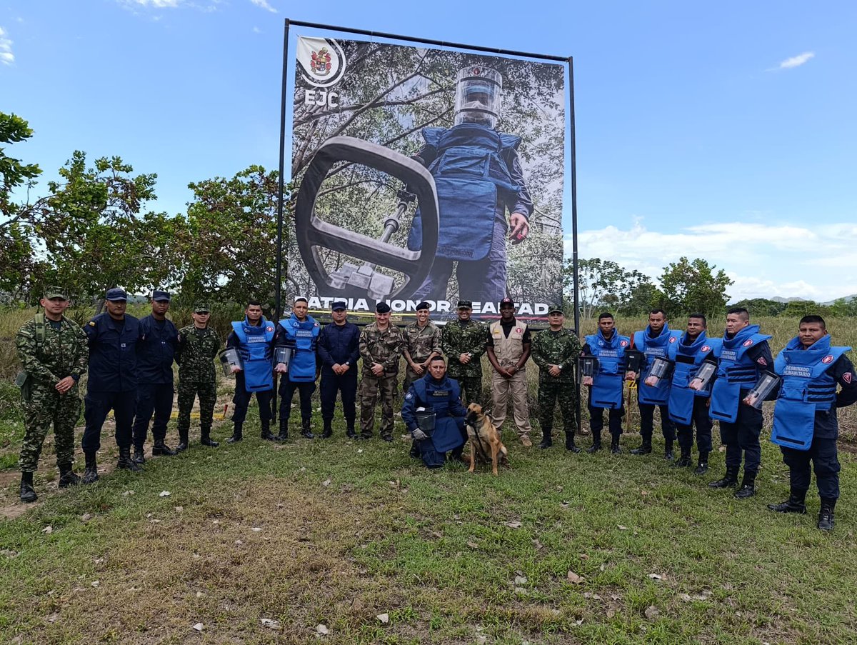 #EjércitoEnElMundo | Nuestro Centro Internacional de Desminado recibió la visita del Ejército de Francia, con el fin de verificar los procedimientos que se aplican en Colombia sobre EOD (Explosive Ordnance Disposal) y Desminado Humanitario. 

Este intercambio de conocimientos