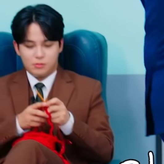 lav_levanter's tweet photo. So…Jongho knows how to hold knitting needles but not a flute https://t.co/2L8kDr3MKr
