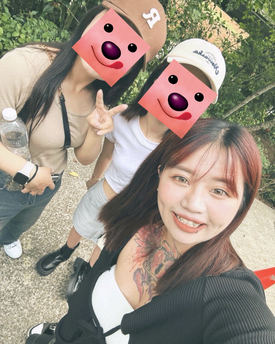 爸媽都各一邊酒窩
我就獲得兩邊ʕ •ᴥ•ʔ 從小被搓到大
