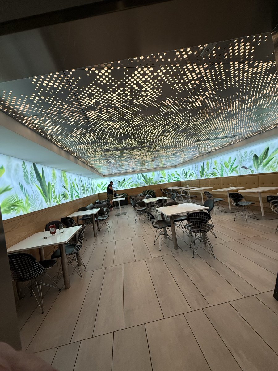 Gotta love when there is a 30 min wait to enter The <a href="/AmericanExpress/">American Express</a> Centurian Lounge at LAX only to see that it is empty inside!!!