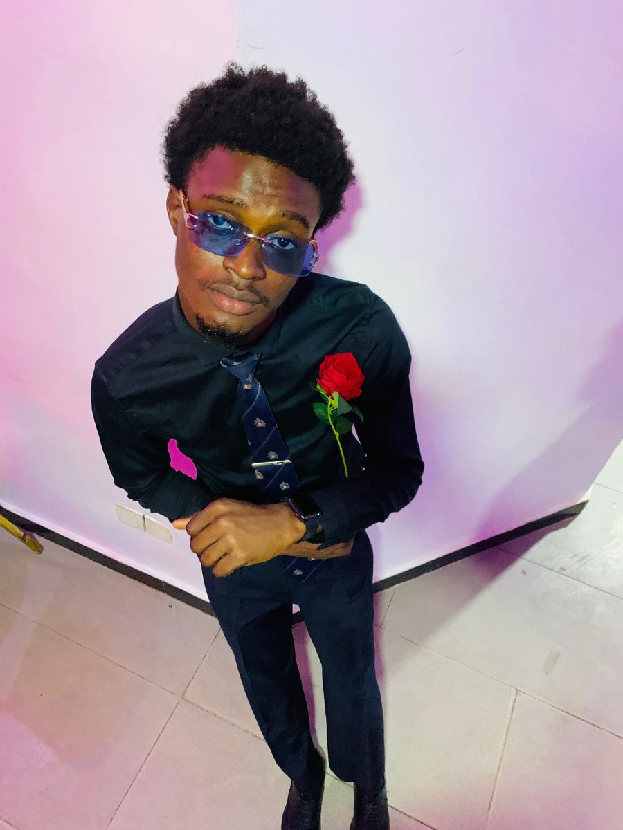 Frefroxy's tweet image. I owe you a rose for every breath you take.🌹