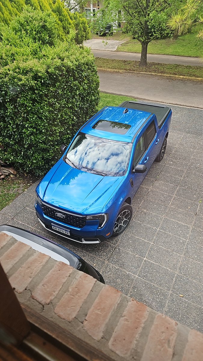 Bueno hoy decidí cortar temprano porque me entregaban el coche nuevo y parece que fue el día de la supernova. Meadisimo pero bueno el coche es bonito