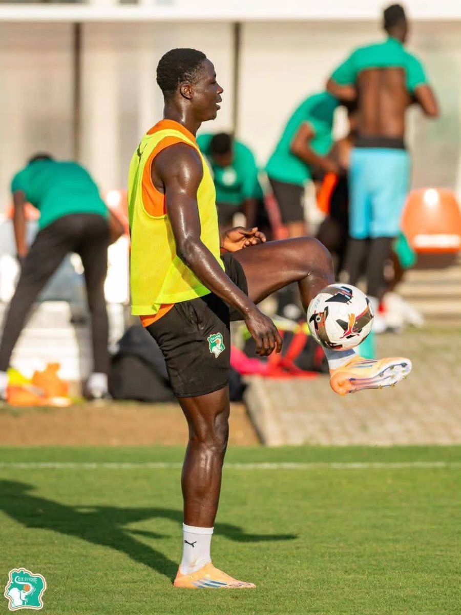 PlanetFutbal's tweet image. 📷 Pacome Zouzoua ameanza mazoezi kwenye Kikosi cha timu ya Taifa ya Ivory Coast kinachojiandaa na mechi za Kimataifa za kufuzu Kombe la Dunia dhidi ya Visiwa vya Sheli Sheli pamoja na Kenya.