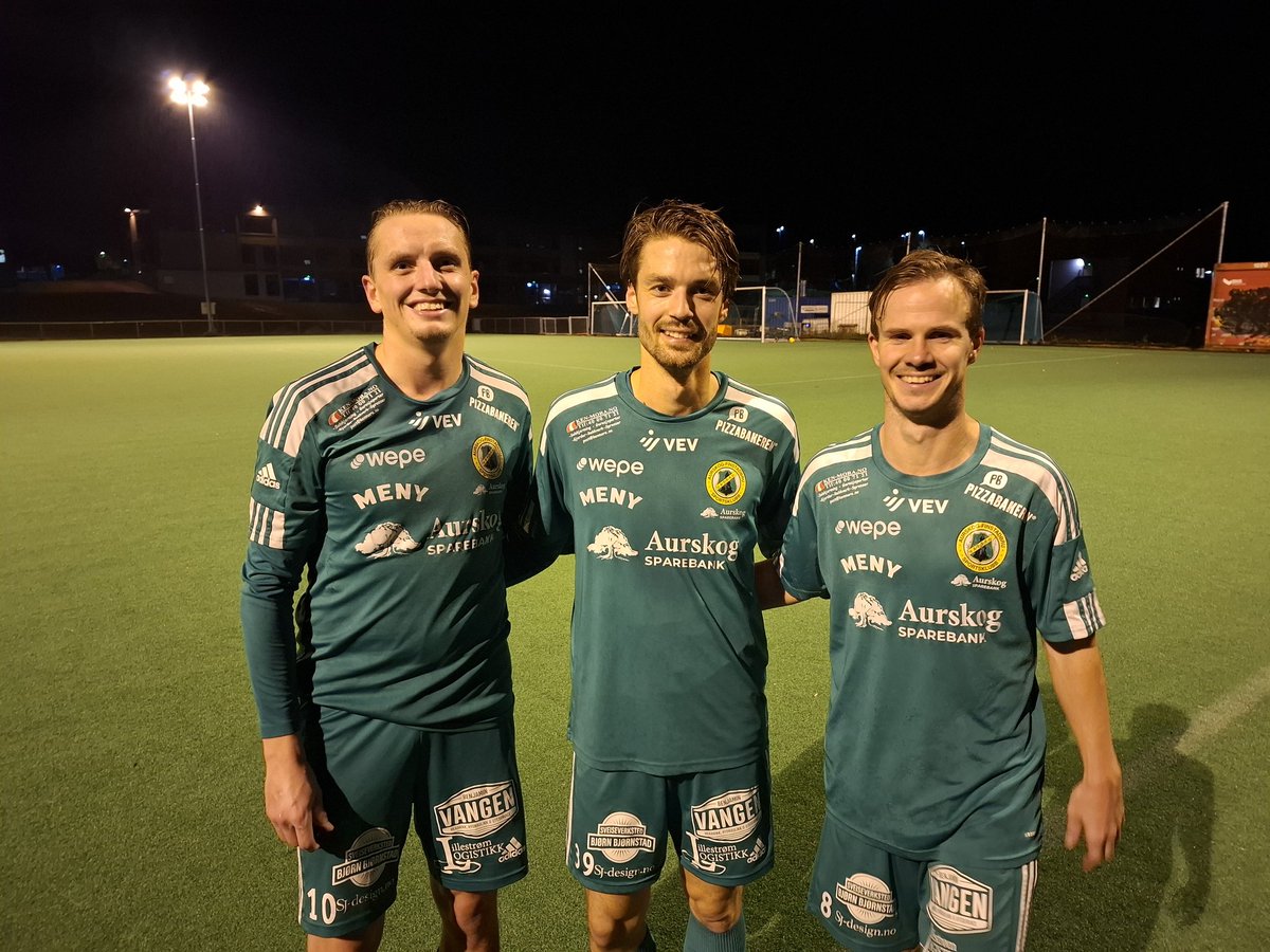 Dra aldri hjem i pausen! 0-4 etter de første 45 blir til 4-4 langt inn på overtid. Lasse Melby x 2, Torbjørn Dahlum Nilsen (til h.) og Martin Mathisen scorer i 2. omgang og redder poeng mot Kløfta.