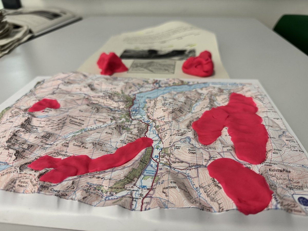 ElginHSGeog's tweet image. #nationalgeography working on the formation of glacial landscapes. Before we get started on the how features form.
Using our 3D models and playdoh the first step was to recreate a glacial landscape and compare this to modern day glacial locations. #geographyteacher #glacier