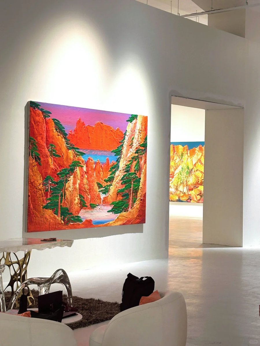 halisumar's tweet image. 💃🎨 Among masterpieces and brushstrokes, I found my own story,  full of color, grace, and quiet confidence. Every frame reflected a part of me I didn’t know existed. 💖✨