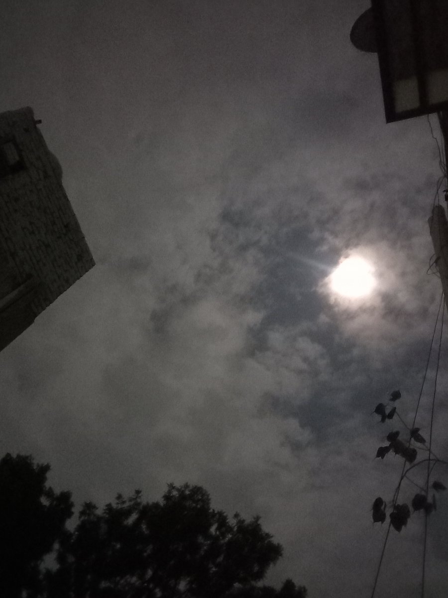 kavi_indoyahooc's tweet image. At last caught the moon ..dark and normal mode both ofcourse my phone ...it's beautiful after rain ☔ #moon #nightsky