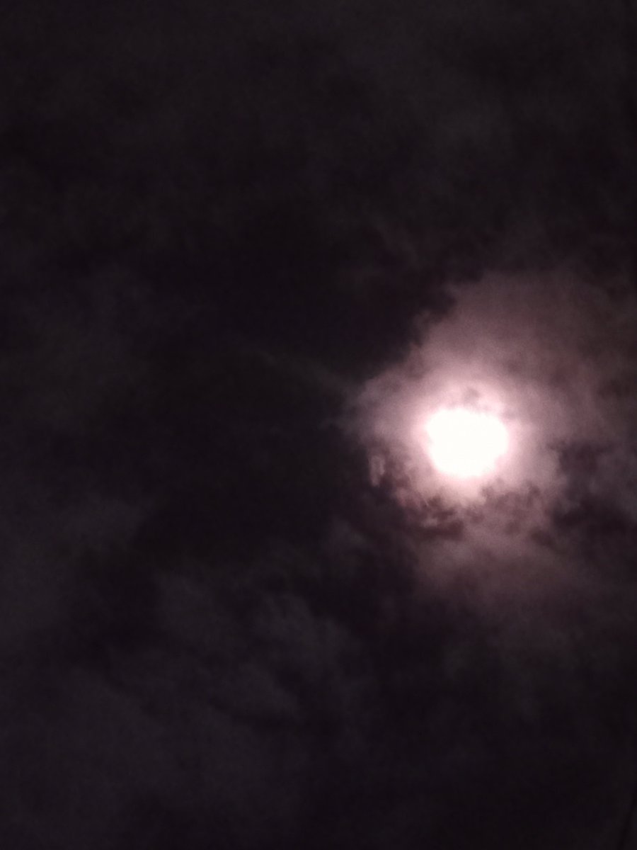 kavi_indoyahooc's tweet image. At last caught the moon ..dark and normal mode both ofcourse my phone ...it's beautiful after rain ☔ #moon #nightsky