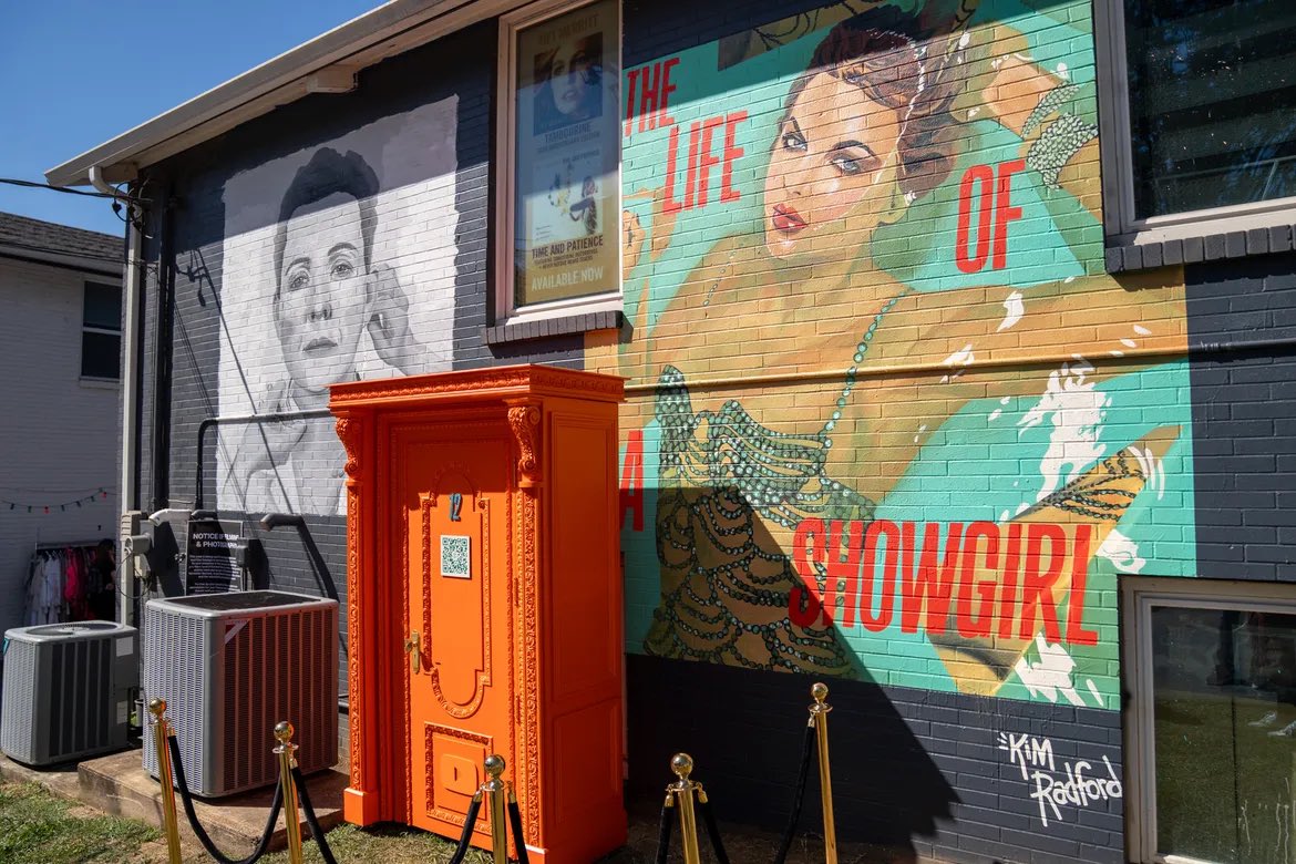 Did you catch the Taylor Swift’s The Life of a Showgirl Easter egg at Grimey’s this weekend? Art + Design alumna Kim Radford brought the mural to life! 🧡