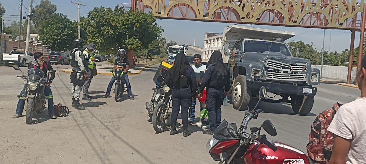 sspdgo's tweet image. #DurangoRenace En Gómez Palacio, Dgo., se llevó a cabo operativo de motocicletas entre las diferentes corporaciones de los tres órdenes de gobierno, realizando la revisión de 21 vehículos de este tipo, asegurando 8 de los mismos por no contar con su documentación. #SSPDgo