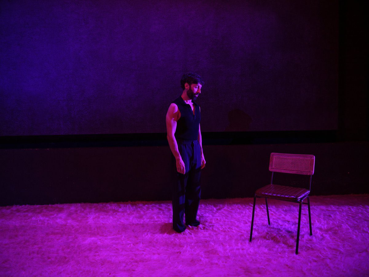 En <a href="/DafnisBalduz/">Dafnis Balduz</a> fa una interpretació excel·lent i plena de matisos a ‘Qui va matar al meu pare’ d’Édouard Louis al Heartbreal Hotel <a href="/PauRocky/">Pau Roca</a> <a href="/SixtoPazTeatre/">Sixto Paz</a> Un monòleg colpidor, que deixa empremta.