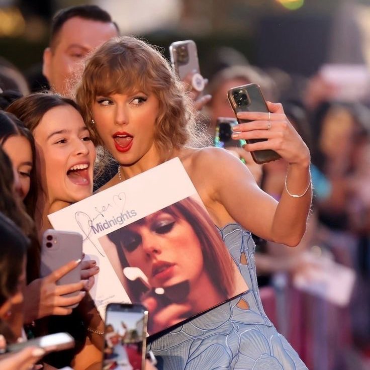 “Eu recebi uma friendship bracelet com ‘5 holes in the fence’ e ‘YES WHALE’. Meus fãs são algumas das pessoas mais engraçadas que eu já vi. E as reações deles para as canções são as minhas favoritas. Honestamente? Talvez eu lance álbuns apenas para ver eles reagindo porque eles