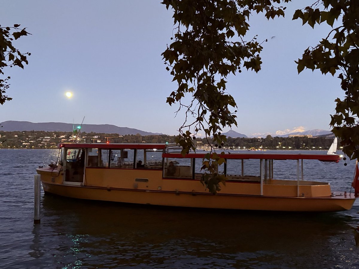 GmurHelen's tweet photo. Beautiful #Monday #evening #vibes
A good #run #runners #community
🏃🏃♀️👟🧢🏃♀️➡️🏃🏽♂️🇨🇭
It’s #fresh by #LacLeman #labise the cold #wind #sunset #moon
#OutsideisFree #Geneva #Switzerland https://t.co/7moGnkEeMR