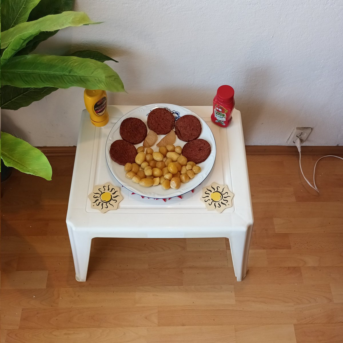 KotowskiAndre's tweet photo. ✴️ Here's how our solar cooker cooks.

✅️ Menu: hamburgers with potatoes.

🔴 Our solar kitchen was installed on a balcony in #Częstochowa, #Poland 🇵🇱.

ℹ️ This is probably the first solar kitchen installed in Central Europe❗️ https://t.co/caB3jCUhYA